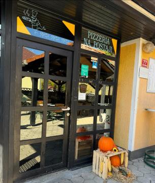 Pizzerija na postaji - vhod v pizzerijo